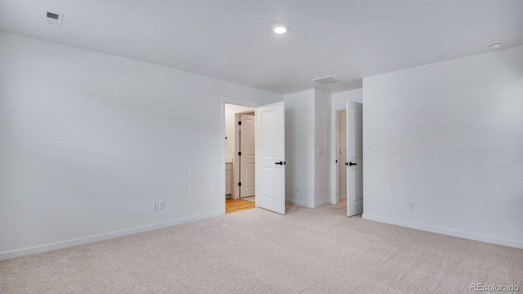Spacious, unfurnished interior of a new home in Horizon Uptown, Aurora (Image 29). Spacious, unfurnished interior of a new home in Horizon Uptown, Aurora (Image 29).