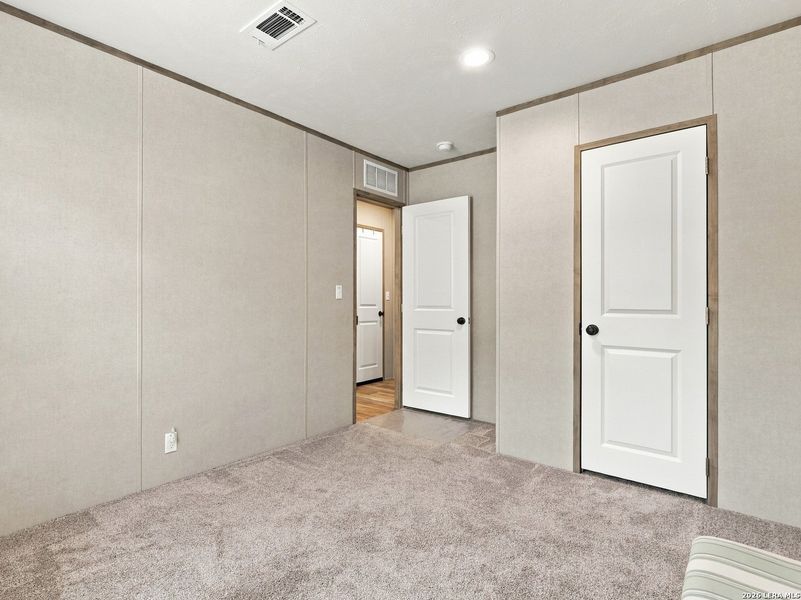 Spacious, unfurnished interior of a new home in , Canyon Lake (Image 11).