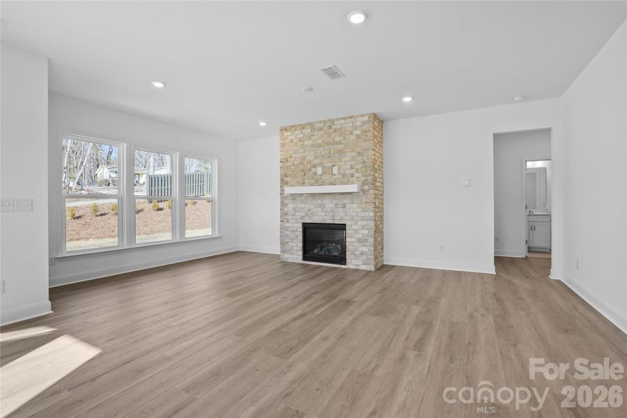 Spacious, unfurnished interior of a new home in Elmbrook, Indian Trail (Image 25).