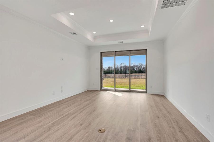 Spacious, unfurnished interior of a new home in Heath Golf & Yacht Villas, Heath (Image 15).