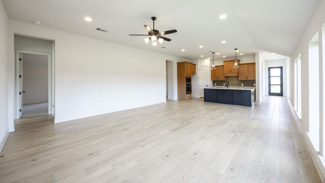 Spacious, unfurnished interior of a new home in The Colony, Bastrop (Image 10).