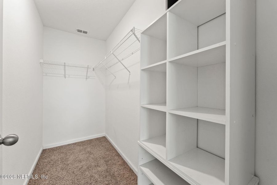 Spacious, unfurnished interior of a new home in , Middleburg (Image 22).