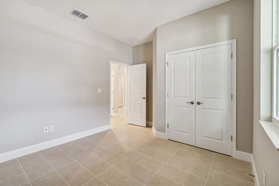 Spacious, unfurnished interior of a new home in Southern Hills Plantation, Brooksville (Image 43).
