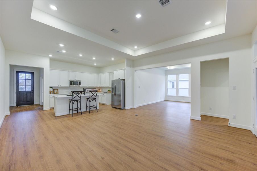 This inviting space seamlessly blends a bright, modern kitchen with a cozy den, perfect for entertaining and family gatherings. This inviting space seamlessly blends a bright, modern kitchen with a cozy den, perfect for entertaining and family gatherings.