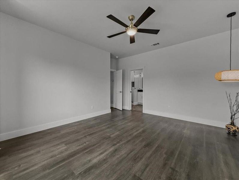 Spacious, unfurnished interior of a new home in , Granbury (Image 13).
