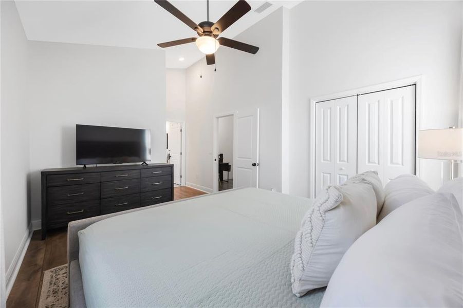 Furnished interior view inside a new home in , Tarpon Springs (Image 33).