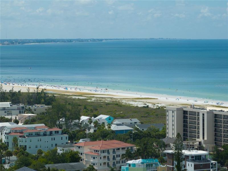 Condo located in Sarasota, FL showcasing its design and architecture (Image 5).
