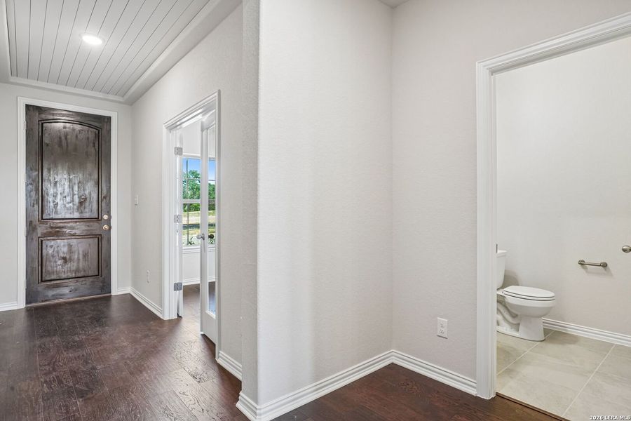 Spacious, unfurnished interior of a new home in Meyer Ranch - Enclave, New Braunfels (Image 17).