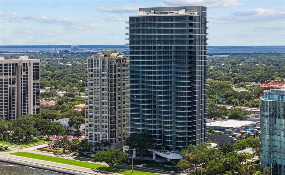 Condo located in Tampa, FL showcasing its design and architecture (Image 4).