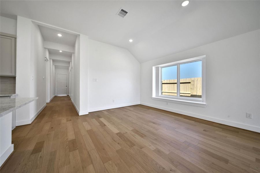 Spacious, unfurnished interior of a new home in , Rosharon (Image 13).