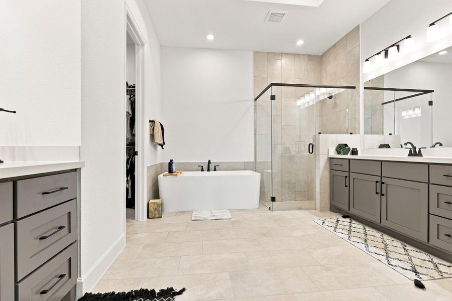 Furnished interior view inside a new home in Valencia, Manvel (Image 10).