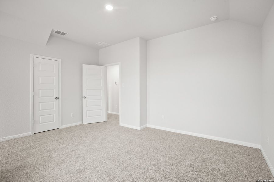 Spacious, unfurnished interior of a new home in Hunters Ranch, San Antonio (Image 26).