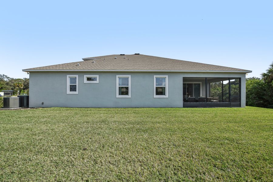 Representative exterior details of a home built from the Sienna by Maronda Homes in North Port, North Port (Image 4).