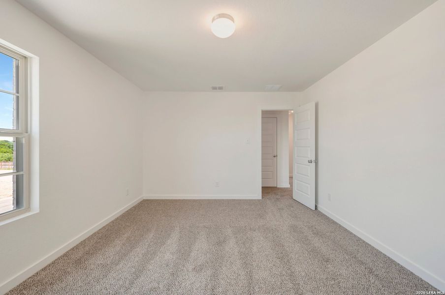 Spacious, unfurnished interior of a new home in Cinco Lakes, San Antonio (Image 33).