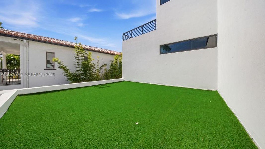 Exterior details and patio area of a home in , Fort Lauderdale (Image 28).