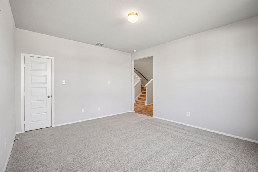 Spacious, unfurnished interior of a new home in Cloverleaf, Austin (Image 21).