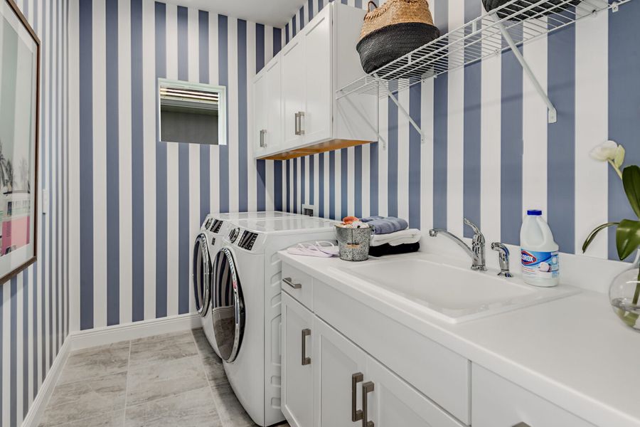 Representative furnished interior of a home built from the Dream 2 by Neal Communities in Palmera, Venice (Image 31).