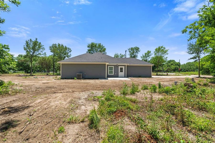 Exterior details and patio area of a home in , Corsicana (Image 15).