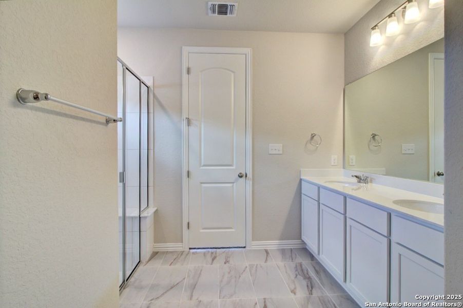 Spacious, unfurnished interior of a new home in Casinas at Gruene, New Braunfels (Image 23).