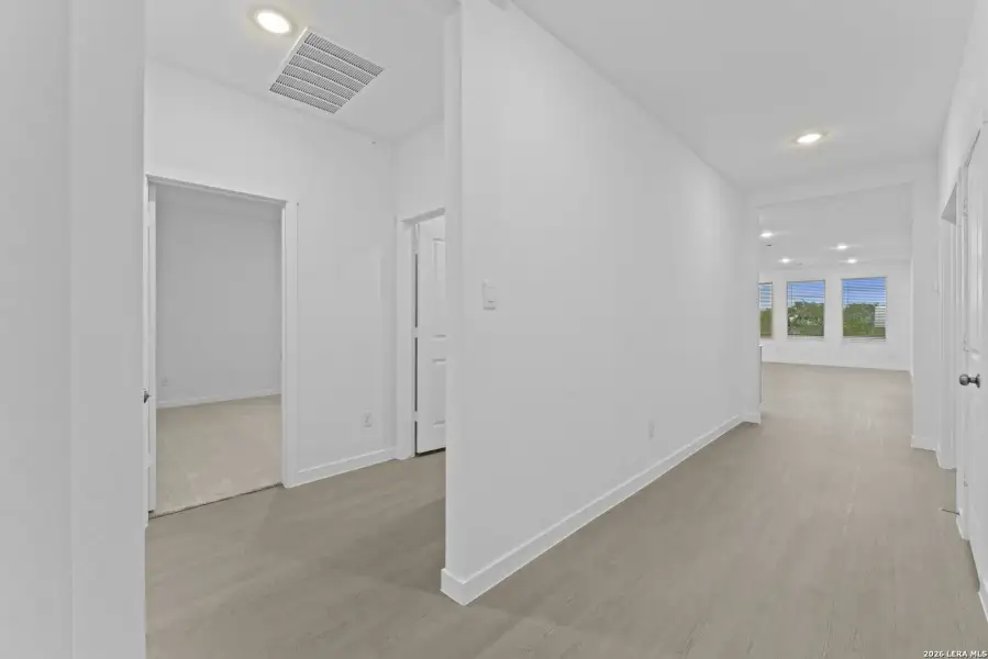 Spacious, unfurnished interior of a new home in Brookmill, San Antonio (Image 10).