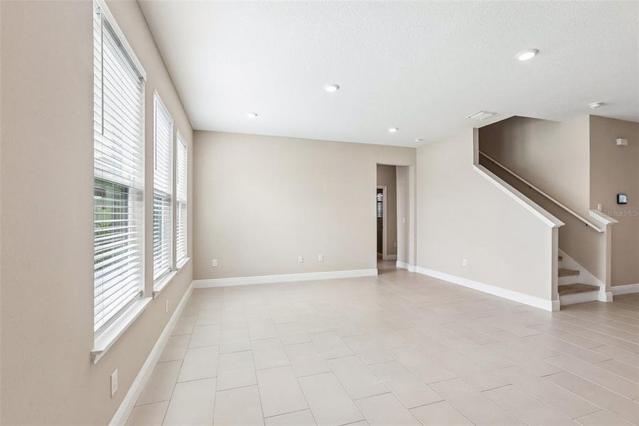 Spacious, unfurnished interior of a new home in Mangrove Manor, Apollo Beach (Image 22).