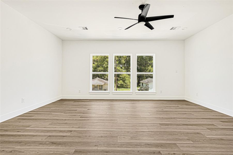 Bright bedroom with large windows and flexible layout. Bright bedroom with large windows and flexible layout.