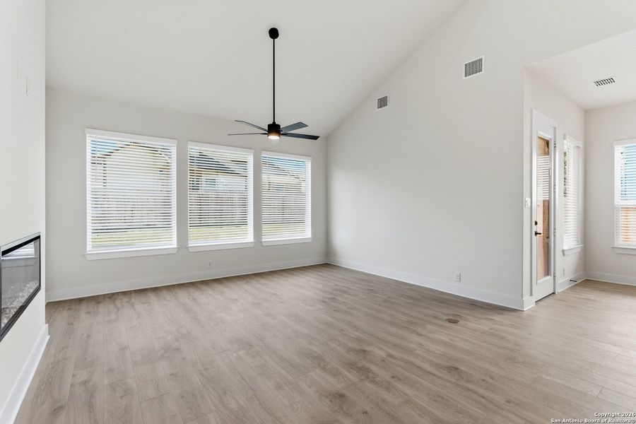 Spacious, unfurnished interior of a new home in Buffalo Crossing, Cibolo (Image 23).