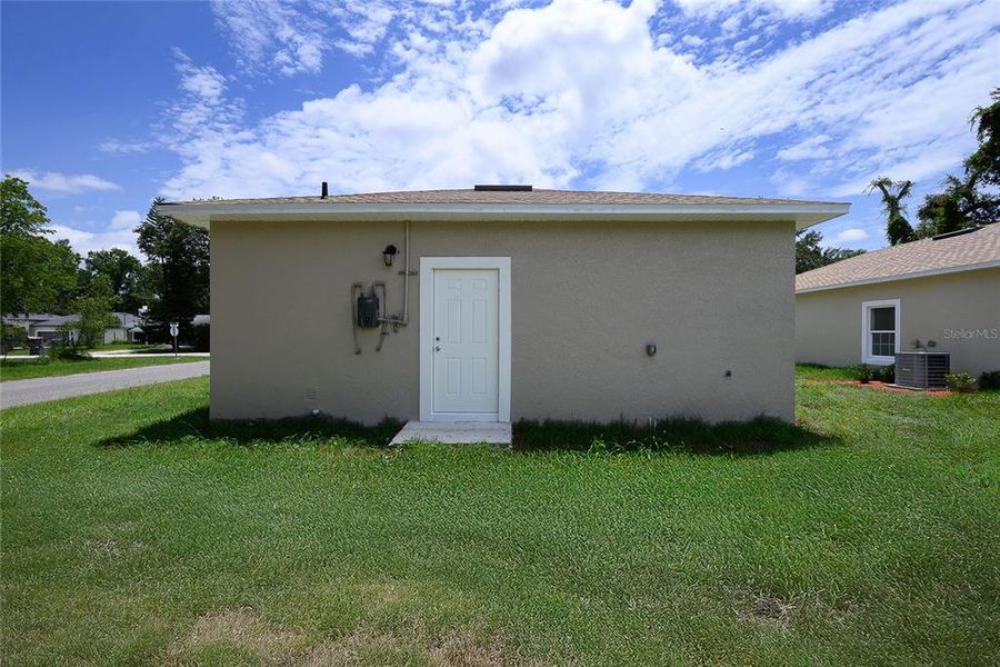 Exterior details and patio area of a home in , Orlando (Image 22).