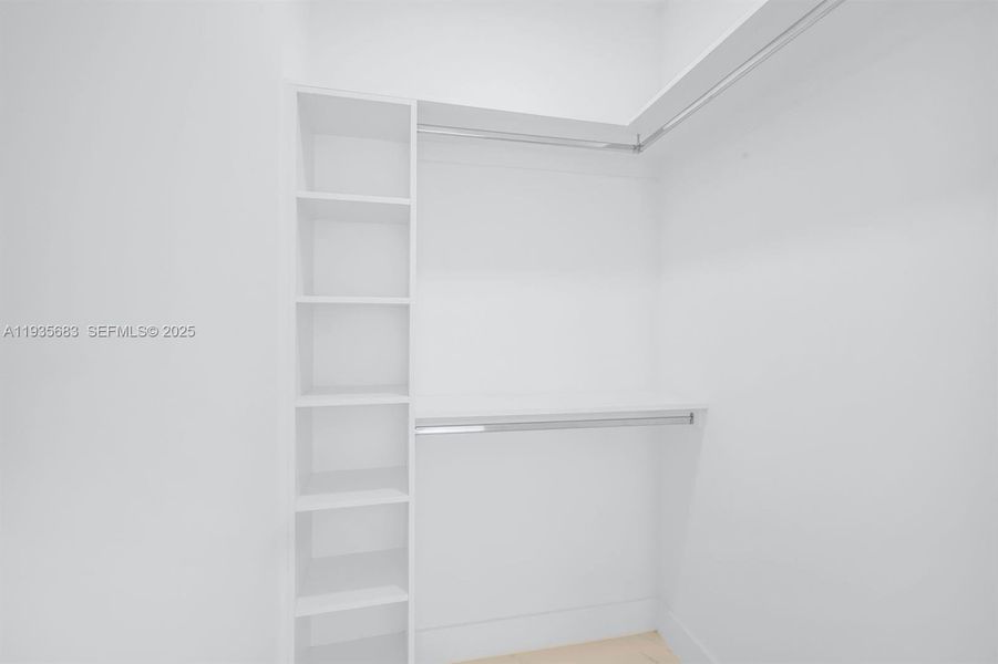 Spacious, unfurnished interior of a new home in , Cape Coral (Image 30).