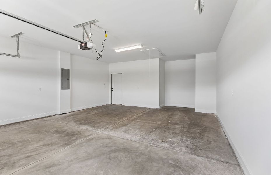 Spacious, unfurnished interior of a new home in Del Webb Southern Harmony, Murfreesboro (Image 24).