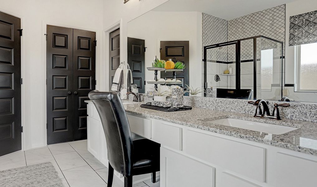 Double sinks in owner's luxury bath