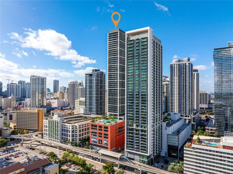 Condo located in Miami, FL showcasing its design and architecture (Image 14).