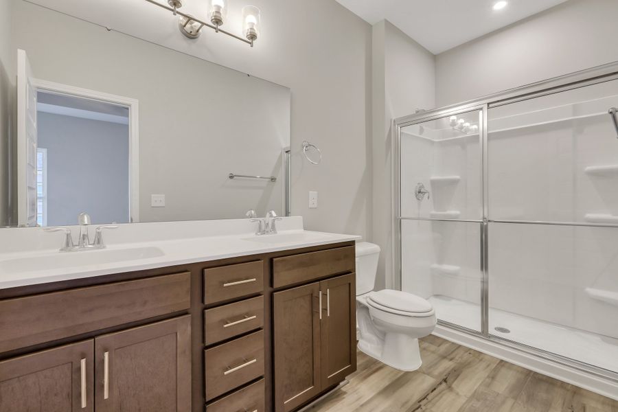 Hampton – Owner’s Bathroom with Walk-In Shower Hampton – Owner’s Bathroom with Walk-In Shower