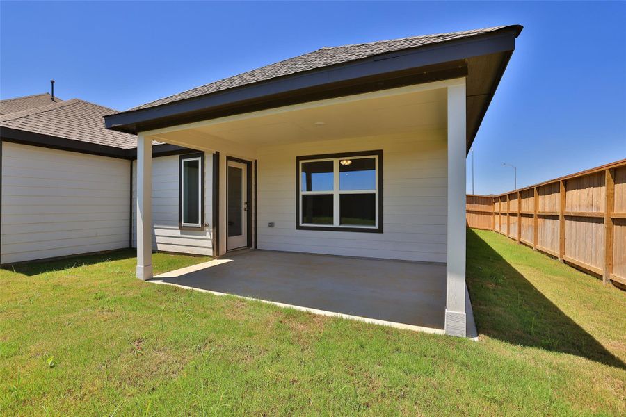 Exterior details and patio area of a home in Oakwood Estates, Waller (Image 3).