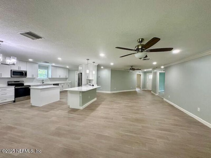 Spacious, unfurnished interior of a new home in , Jacksonville (Image 17).