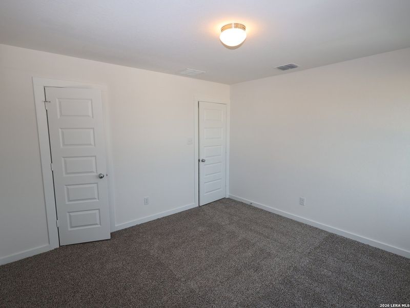 Spacious, unfurnished interior of a new home in Mesquite Ridge, San Antonio (Image 20).