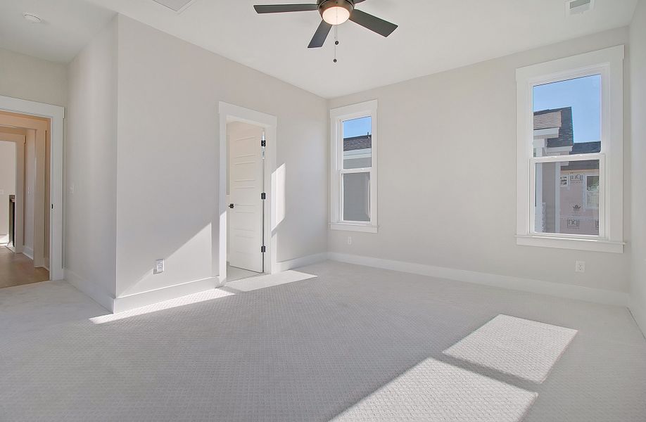 Spacious, unfurnished interior of a new home in Charleston Landing, North Myrtle Beach (Image 14).