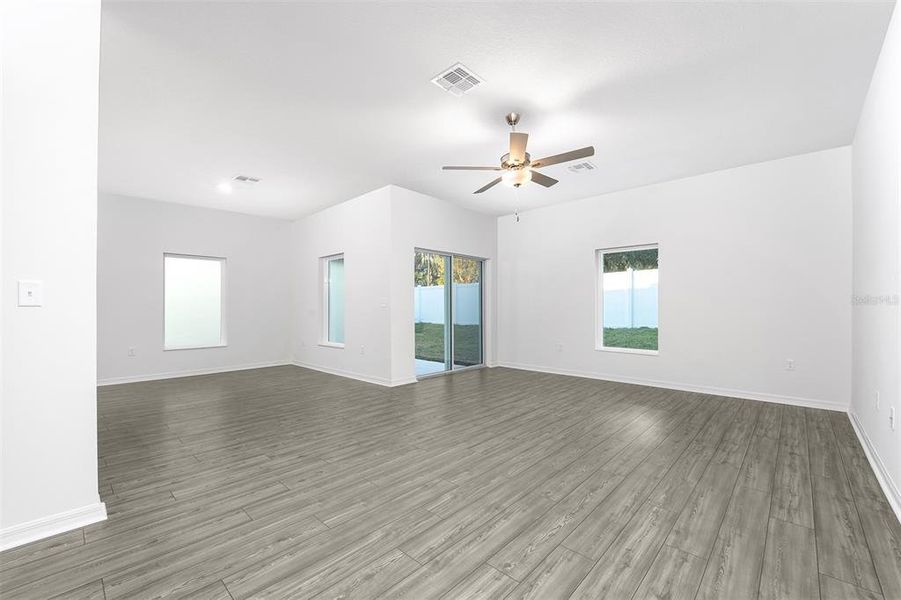 Spacious, unfurnished interior of a new home in Tula Parc, Astatula (Image 11).