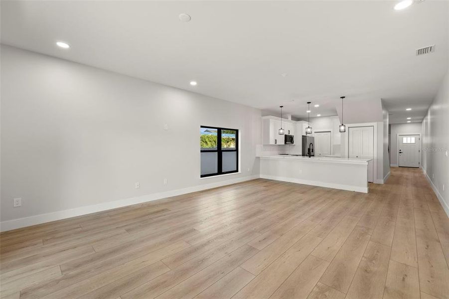 Spacious, unfurnished interior of a new home in , Tampa (Image 20).