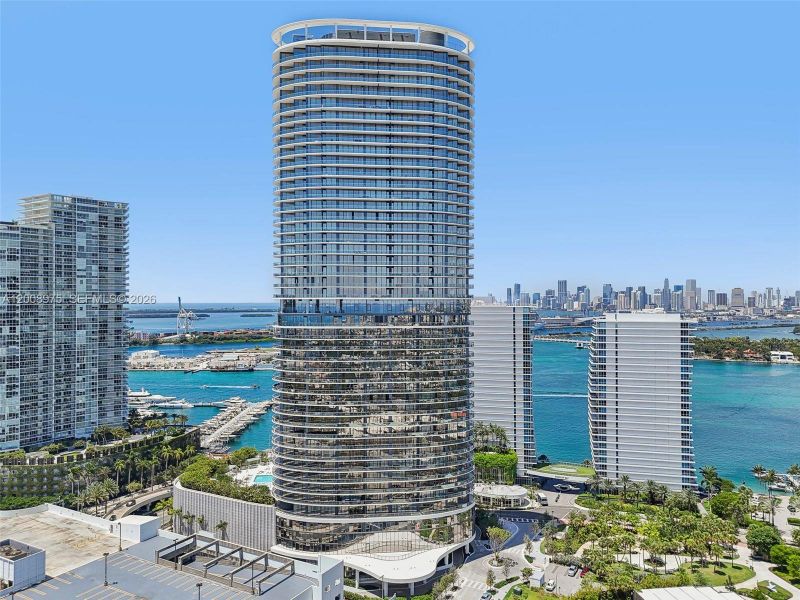 Condo located in Miami Beach, FL showcasing its design and architecture (Image 3).