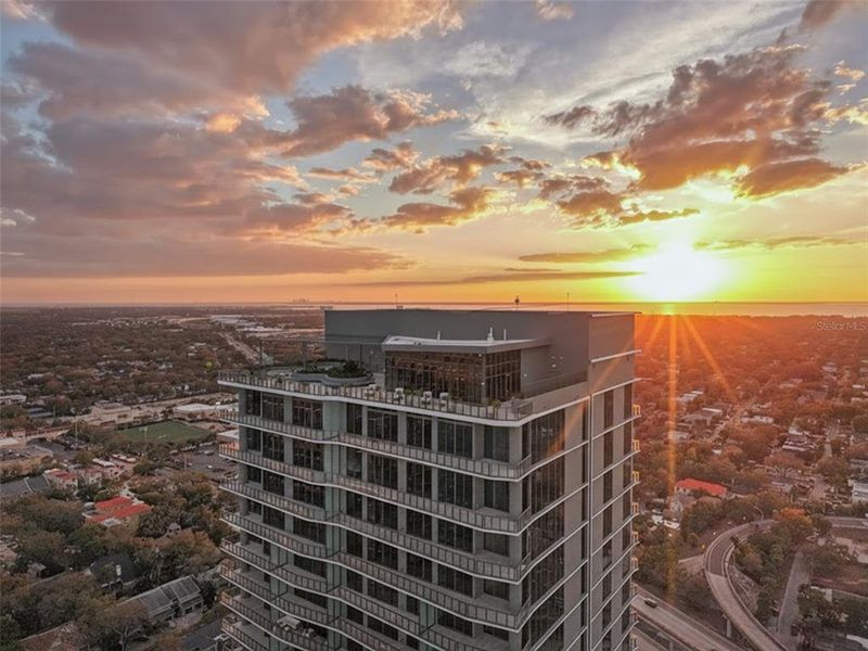 Condo located in Tampa, FL showcasing its design and architecture (Image 4).