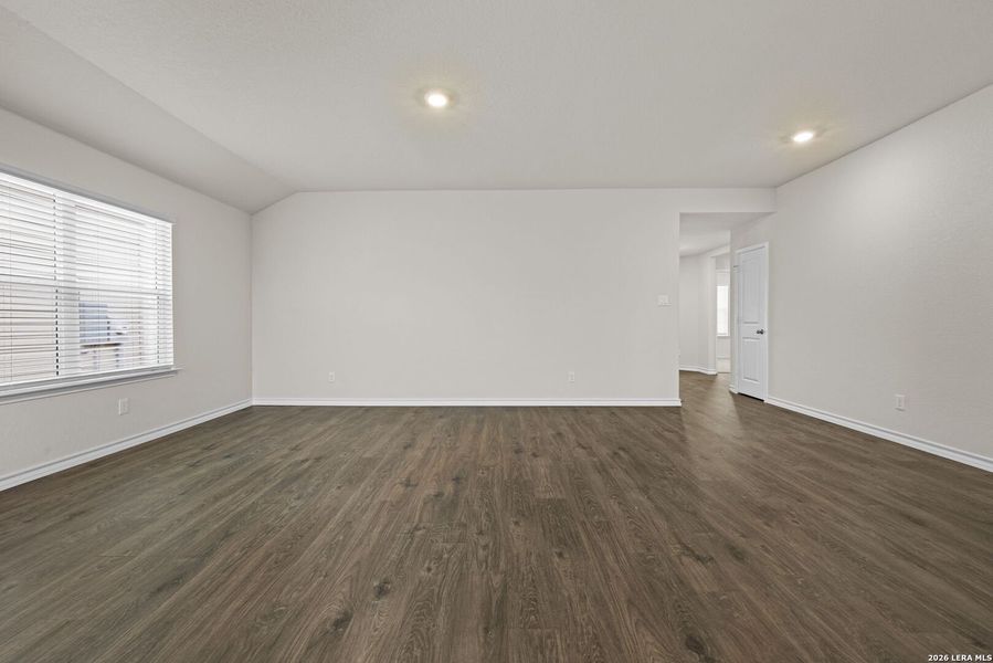Spacious, unfurnished interior of a new home in Avenida, Converse (Image 13).