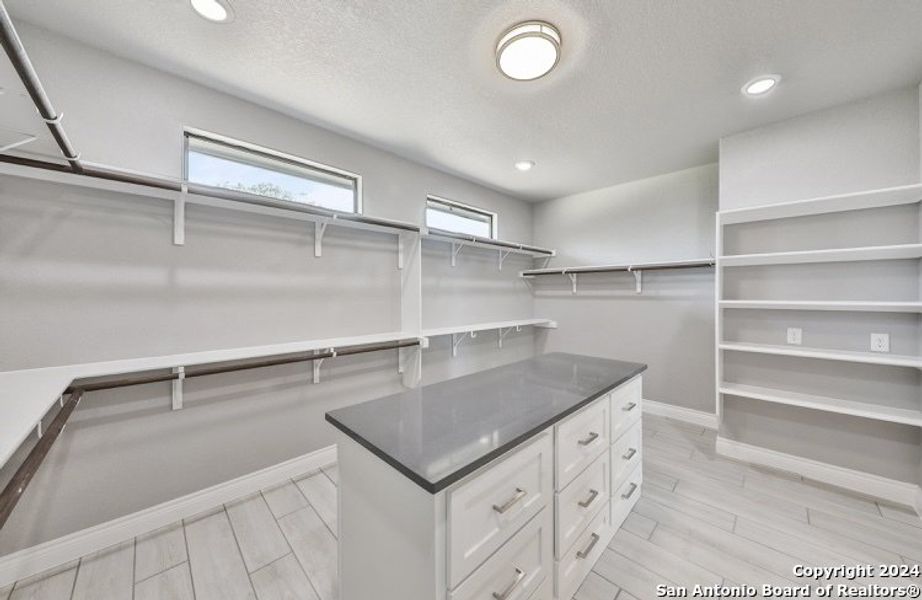 Spacious, unfurnished interior of a new home in , Bandera (Image 15).