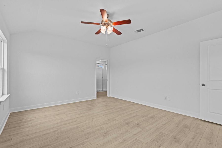 Spacious, unfurnished interior of a new home in Riverview, Georgetown (Image 27).