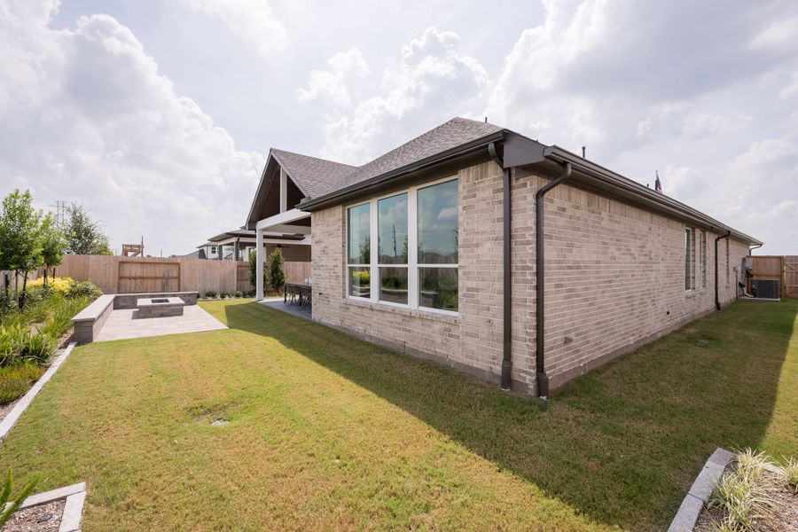 Representative exterior details of a home built from the Falcon by Tri Pointe Homes in Tompkins Reserve, Katy (Image 35).