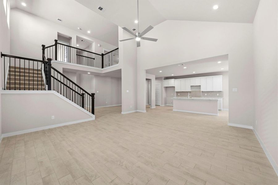 Spacious, unfurnished interior of a new home in Barton Creek Ranch, Conroe (Image 21).
