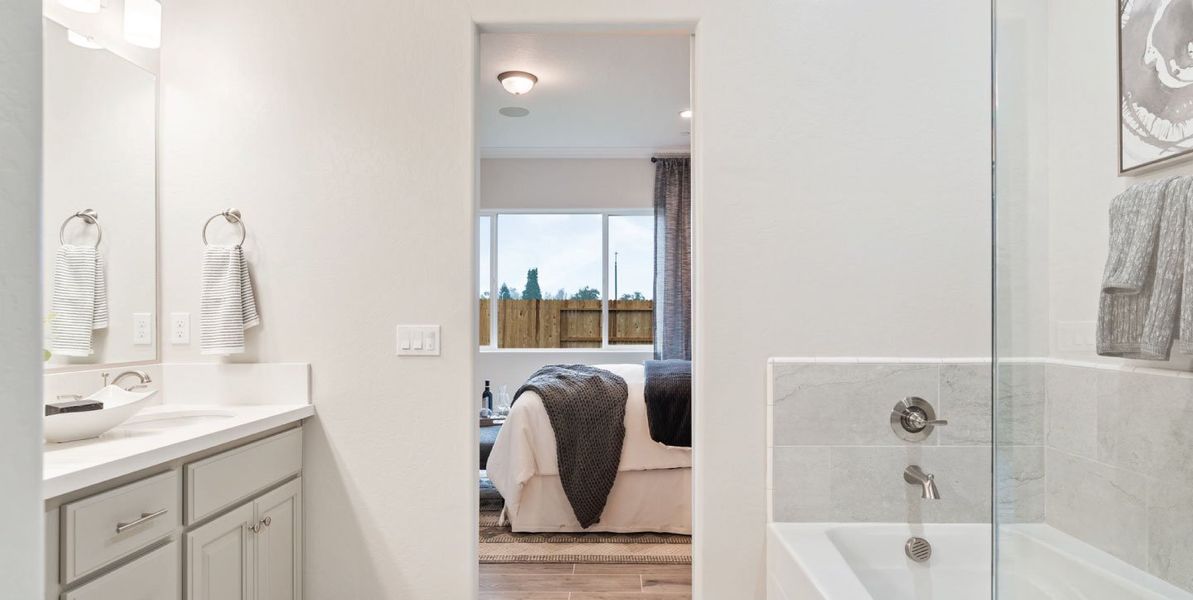 1440x724 Cypress-Owners-Bath-2