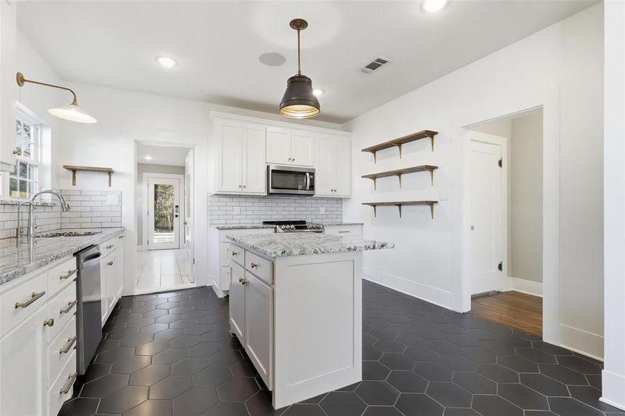 Furnished interior view inside a new home in , Cleburne (Image 15).