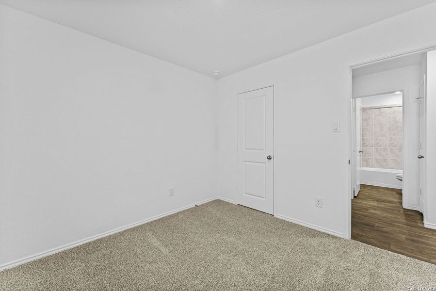 Spacious, unfurnished interior of a new home in Avenida, Converse (Image 15).
