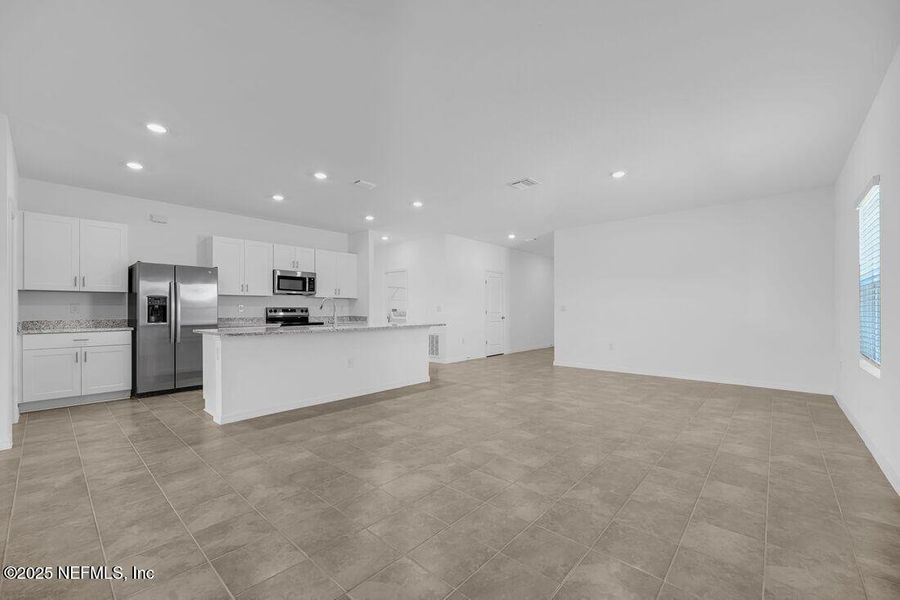 Spacious, unfurnished interior of a new home in Coopers Meadow, Jacksonville (Image 17).